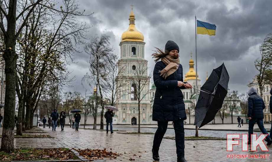 Погода в Україні 27 квітня: сильний вітер та хмари над містом, ілюстрація похолодання.