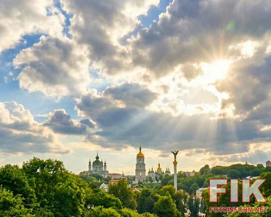 Сонце пробивається крізь хмари над квітучим парком у Києві, тепла літня погода.
