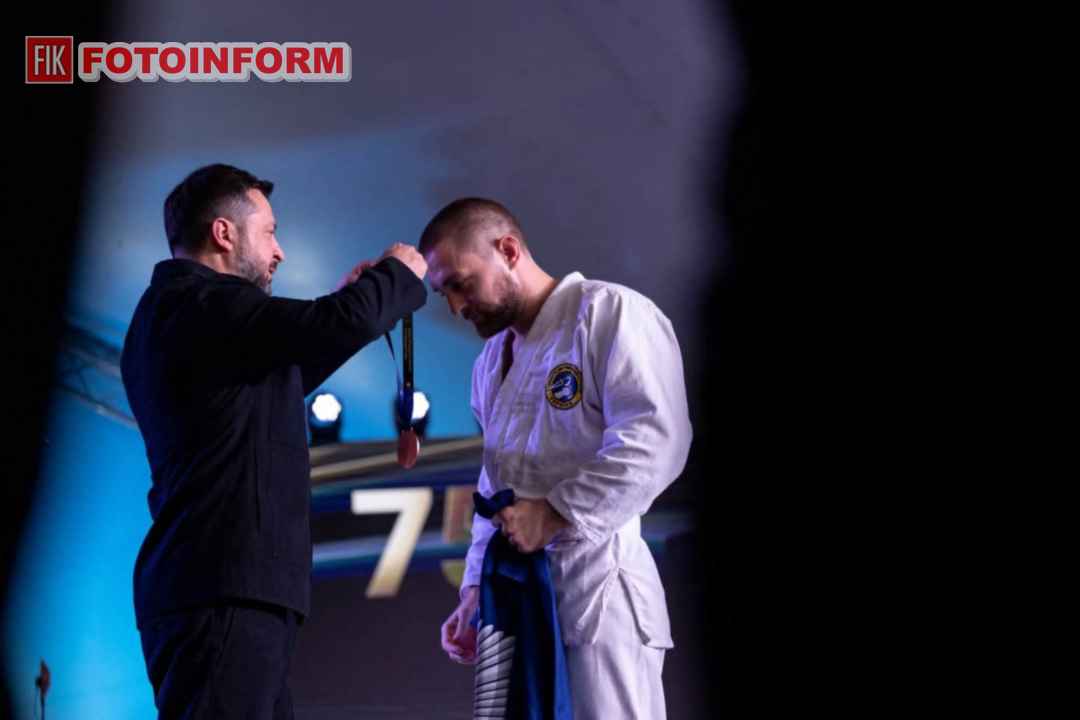 Богдан Прозоров отримує бронзову нагороду Кубка Президента України з рукопашного бою від Володимира Зеленського