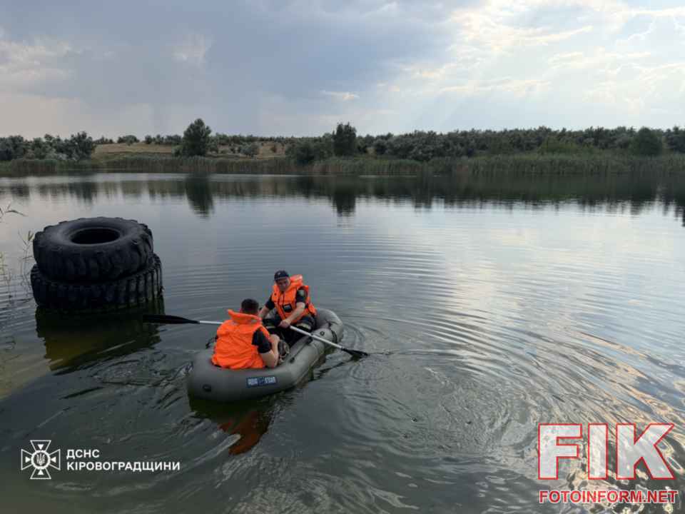 Служба порятунку ДСНС та водолази працюють на березі водойми під час пошукової операції, Кіровоградська область.