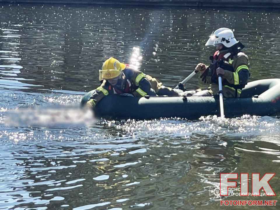Рятувальники ДСНС на човні у центрі Кропивницького на річці Інгул під час проведення робіт.