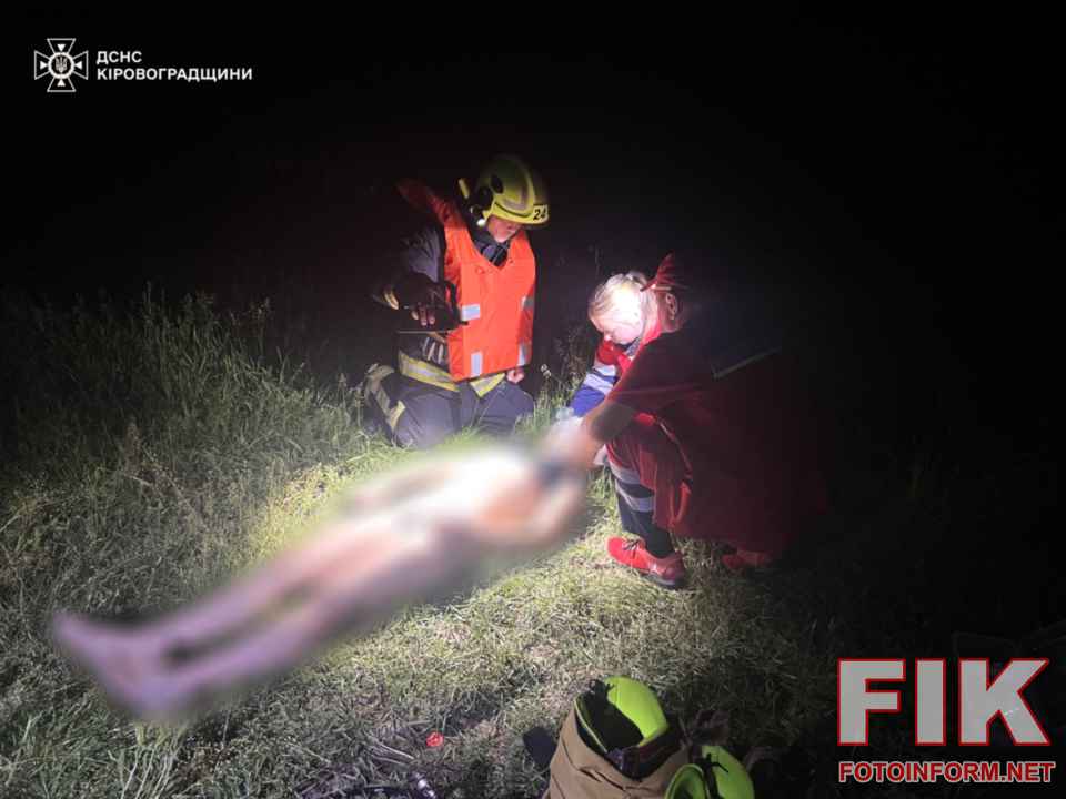 Рятувальний автомобіль ДСНС біля водойми у Кропивницькому районі, де вночі потонула дівчина в місті Бобринець.