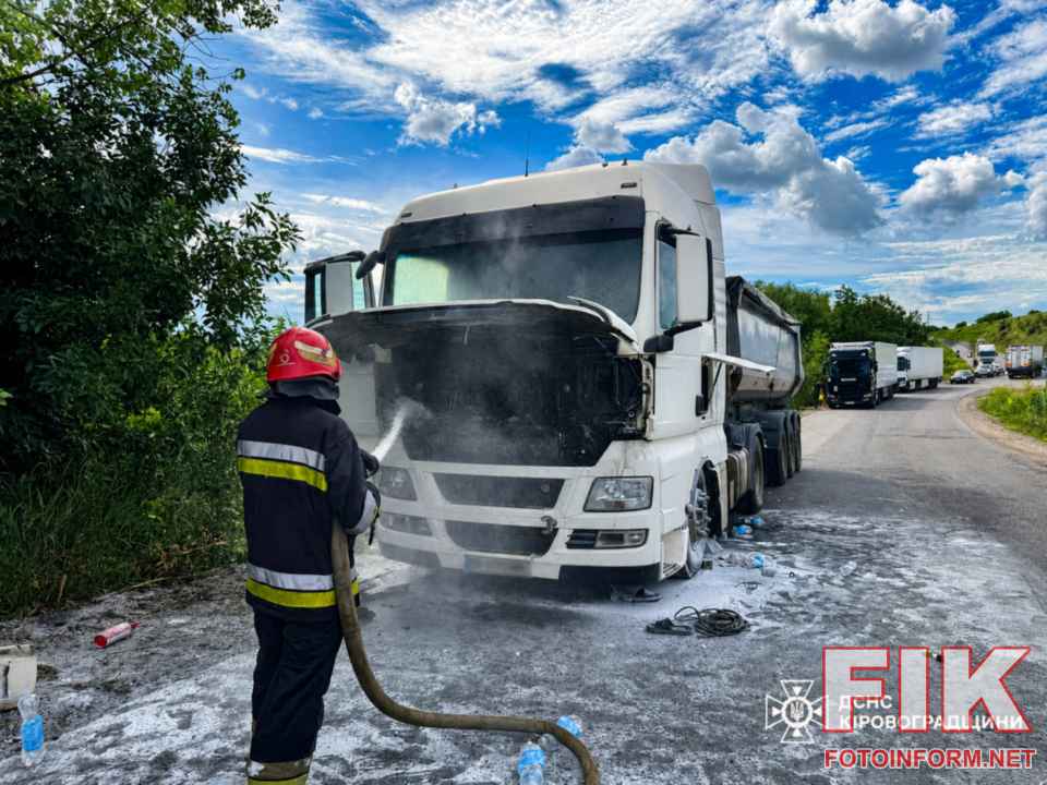 Ліквідація пожежі моторного відсіку вантажівки MAN рятувальниками на об'їзній дорозі під Кропивницьким.