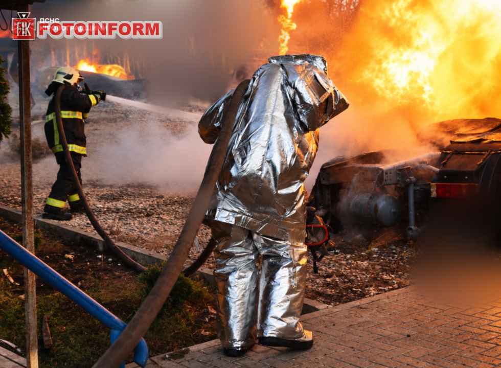 Рятувальники ДСНС у спеціальному захисному спорядженні гасять пожежу на об'єкті інфраструктури після атаки БпЛА на Кіровоградщині.