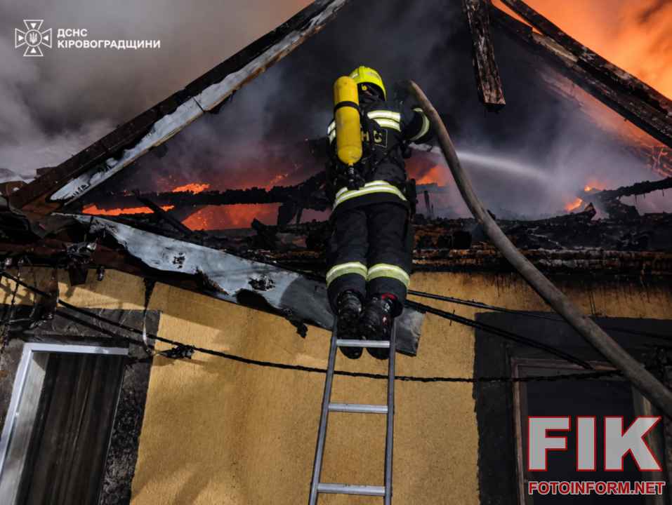Рятувальники ДСНС ліквідовують пожежу покрівлі приватного житлового будинку у селищі Нова Прага на Кіровоградщині
