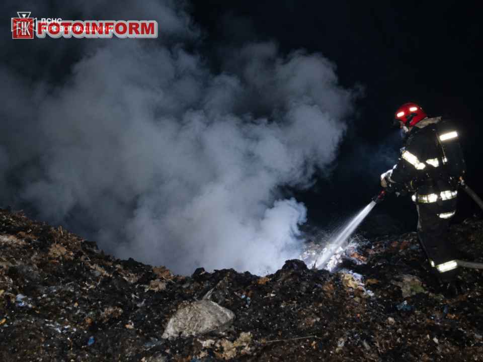 Рятувальники ДСНС Кіровоградщини ліквідовують пожежу на відкритій території
