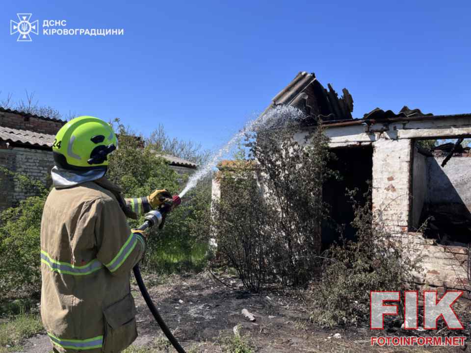 Наслідки пожежі в господарчій споруді у селі Буховецьке на Кіровоградщині, робота рятувальників ДСНС.