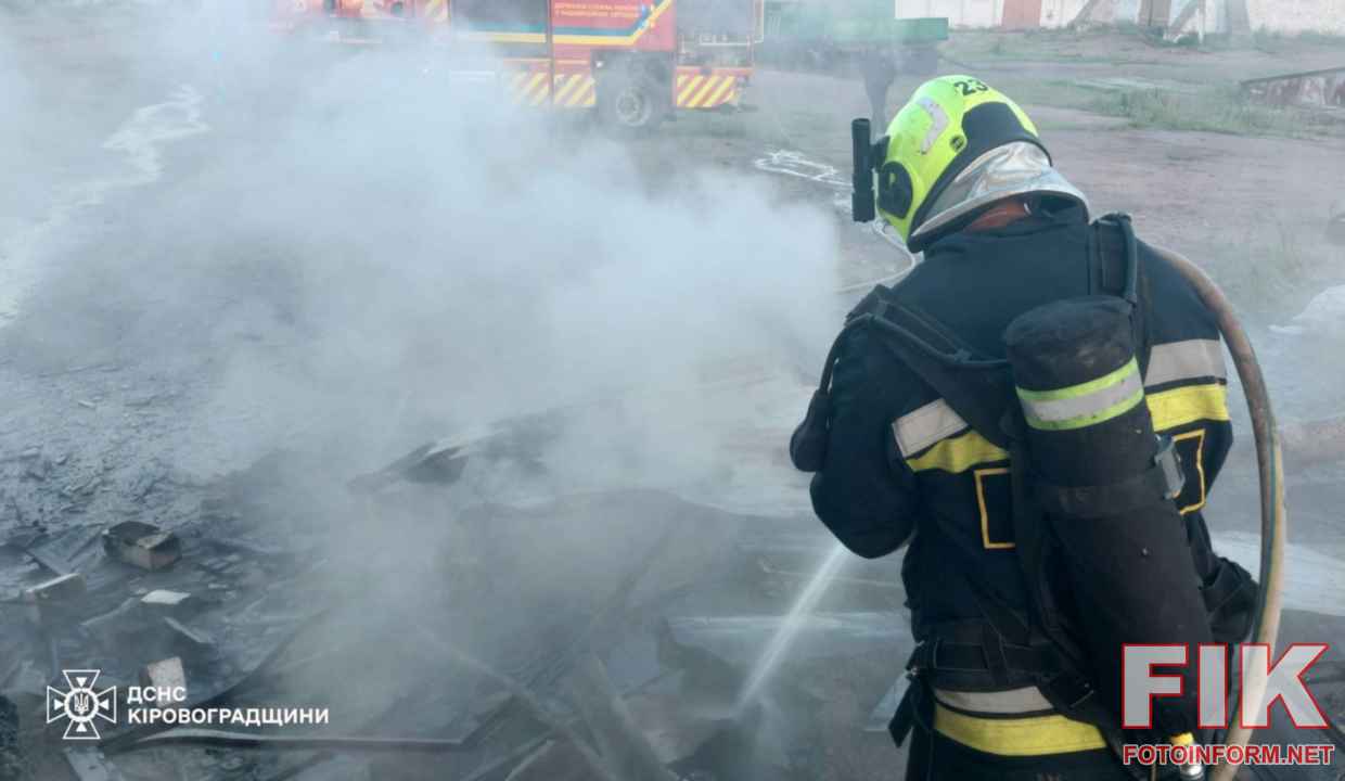 Рятувальники ДСНС та місцева пожежна команда гасять займання в селі Нововознесенка