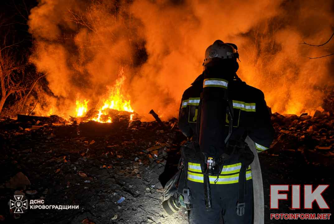 Рятувальник ДСНС Кіровоградщини гасить пожежу сухої трави та сміття на відкритій території