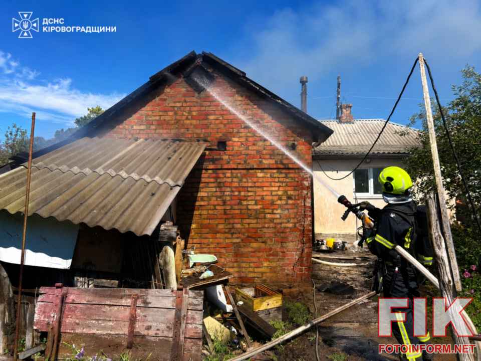 Рятувальники ДСНС Кіровоградщини ліквідовують пожежу сухої трави на відкритій території