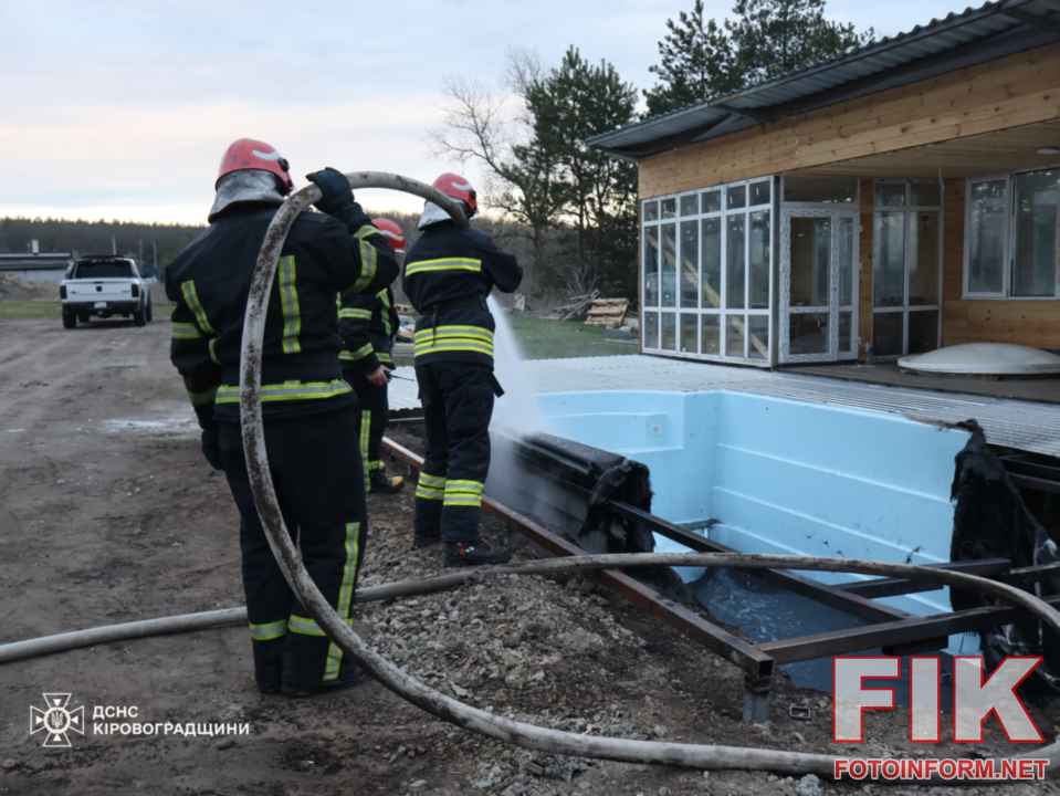Пожежники ДСНС ліквідують займання в приватному секторі Кіровоградської області.