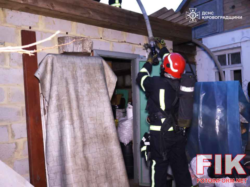Рятувальники ДСНС ліквідують пожежу в приватному секторі Кіровоградської області.