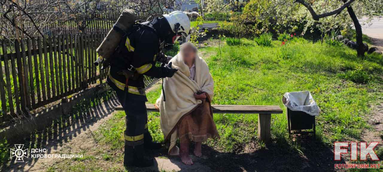 Рятувальники ДСНС ліквідують пожежу у житловому будинку міста Світловодськ.