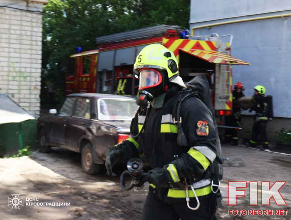 Рятувальний автомобіль та пожежники ДСНС України біля житлового будинку під час ліквідації пожежі у Кропивницькому.