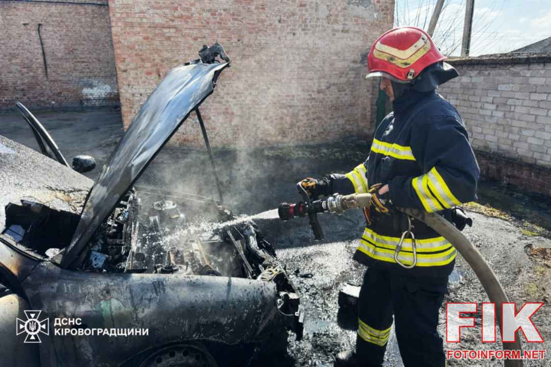 Рятувальники ДСНС ліквідовують пожежу автомобіля ZAZ у Кропивницькому