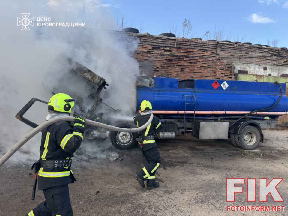 Наслідки пожежі автомобіля у Кропивницькому районі, пошкоджений вогнем транспорт Renault Midlum.