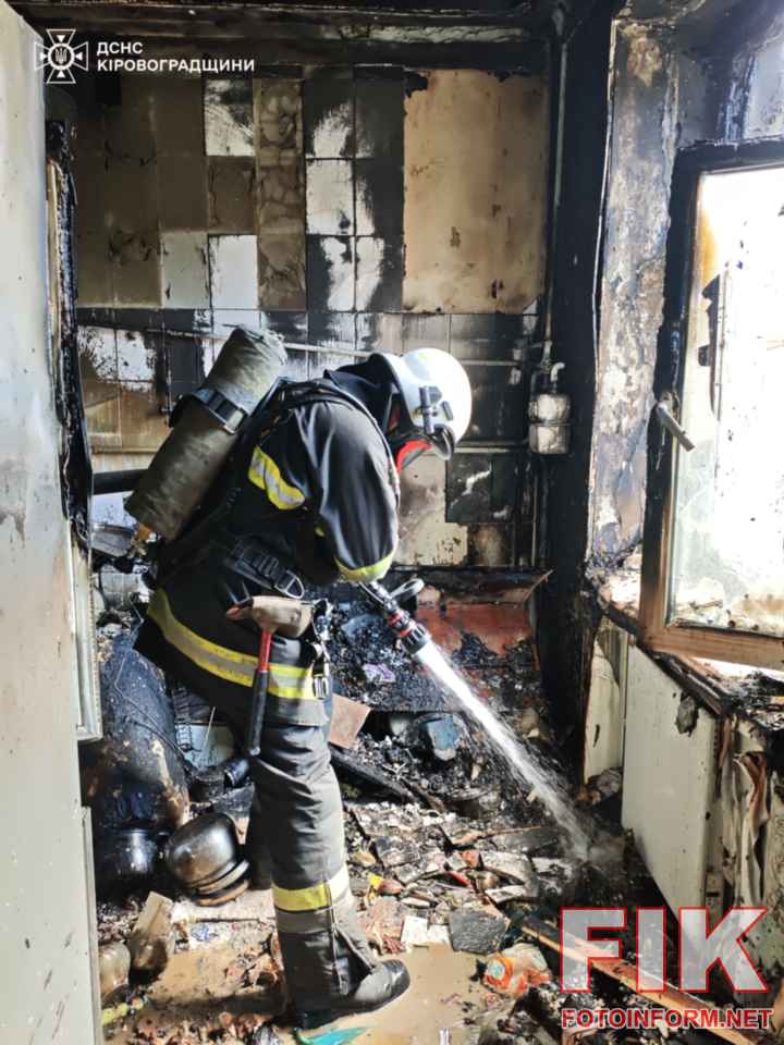 Рятувальники ДСНС ліквідують пожежу у житловому будинку міста Світловодськ.
