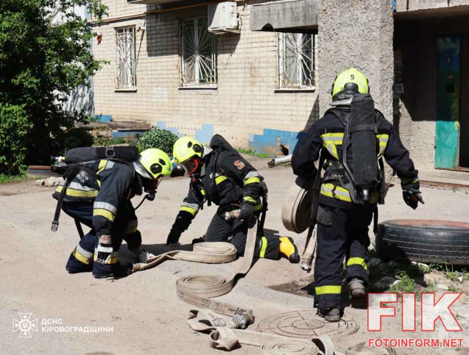 Рятувальний автомобіль та пожежники ДСНС України біля житлового будинку під час ліквідації пожежі у Кропивницькому.