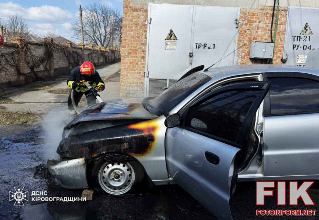 Рятувальники ДСНС ліквідовують пожежу автомобіля ZAZ у Кропивницькому