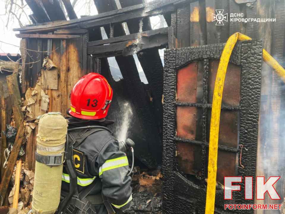 Рятувальники ДСНС ліквідують пожежу в приватному секторі Кіровоградської області.