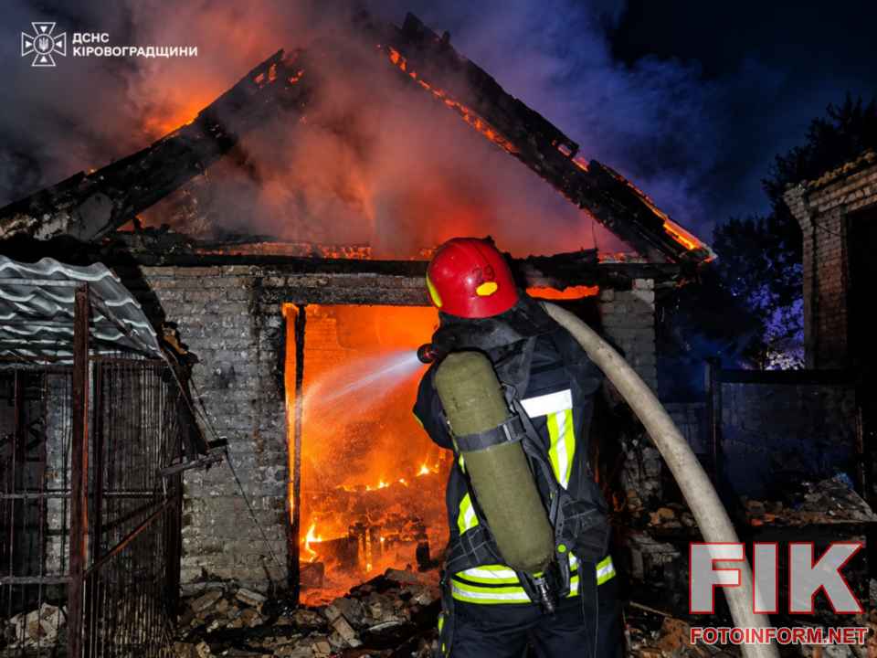Рятувальник ДСНС Кіровоградської області гасить пожежу