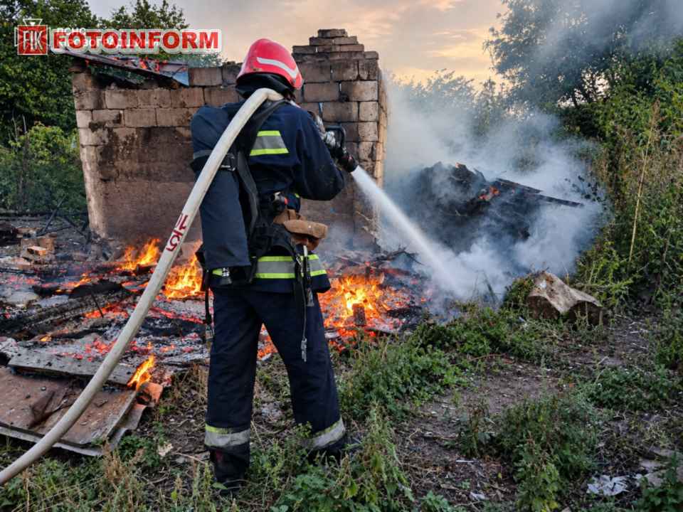 Рятувальники ДСНС Кіровоградської області ліквідовують пожежу на території приватного домоволодіння.