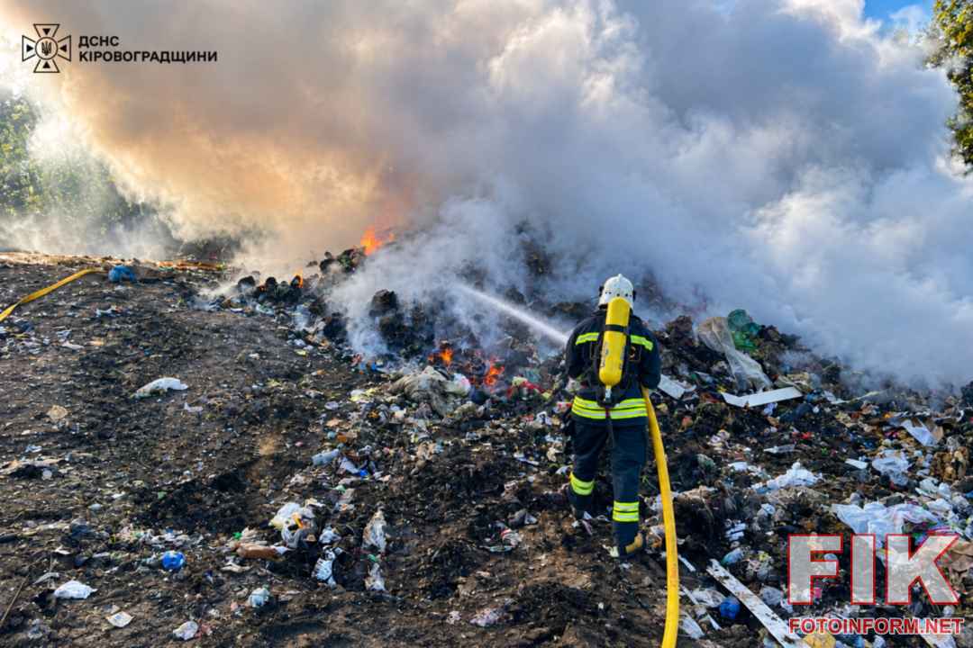 Рятувальники ДСНС Кіровоградщини ліквідовують пожежу сухої трави та чагарників на відкритій території