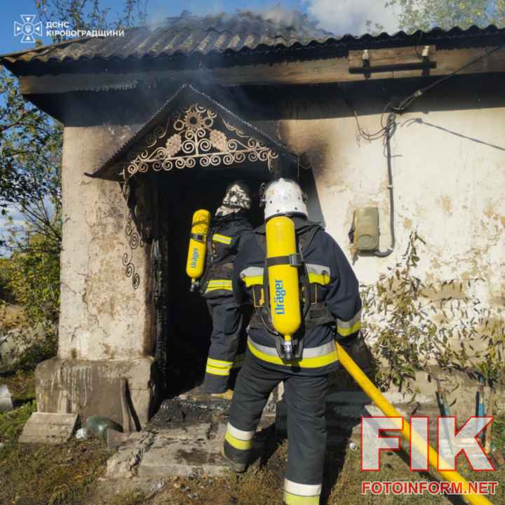Рятувальники ДСНС ліквідовують пожежу в приватному будинку в селищі Павлиш Олександрійського району