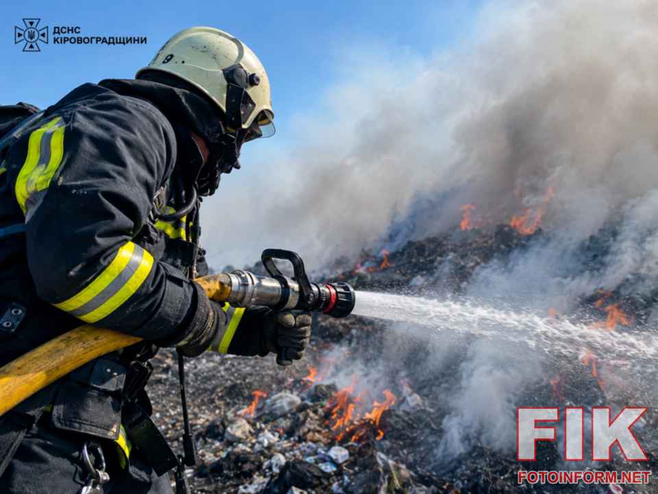 Рятувальники ДСНС Кіровоградщини ліквідовують пожежу сухої трави та чагарників на відкритій території