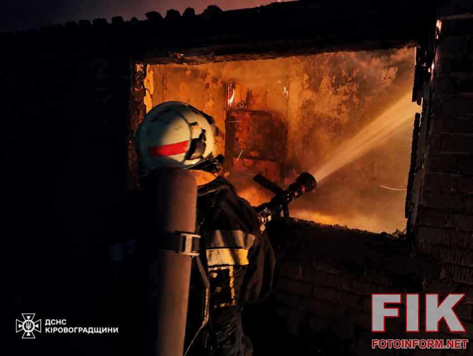 Рятувальники ДСНС ліквідовують пожежу