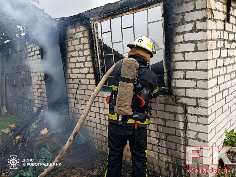 Рятувальники ДСНС Кіровоградської області ліквідують пожежу