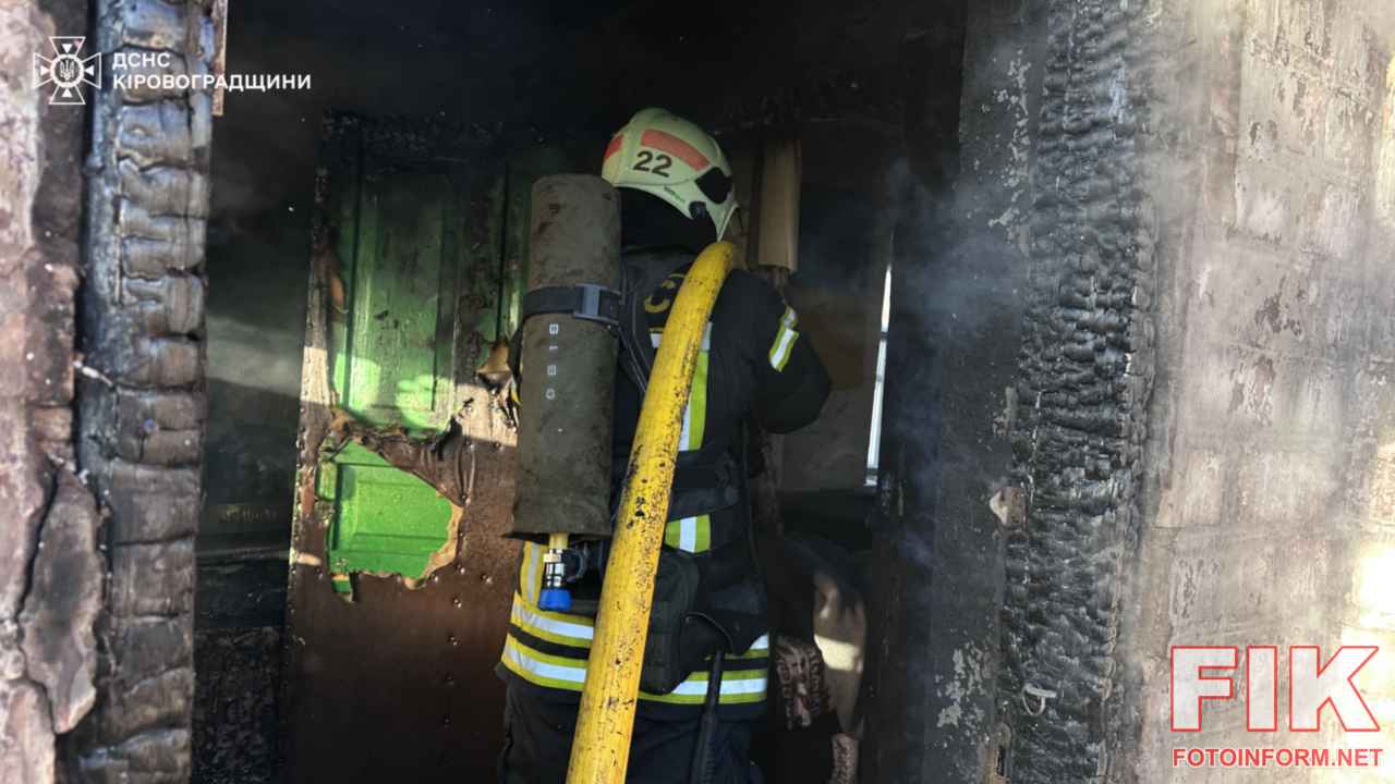 Пожежники ДСНС ліквідують займання приватного будинку в селі Степанівка на Кіровоградщині.