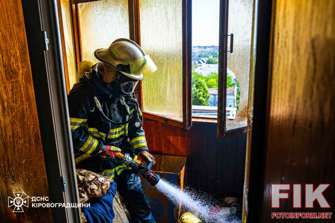 Пожежники ДСНС України ліквідовують загорання житлового будинку в Кіровоградській області.