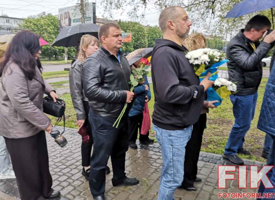 Дан Закута покладають квіти до пам’ятного знаку «Євреям – жертвам нацизму» у Кропивницькому.