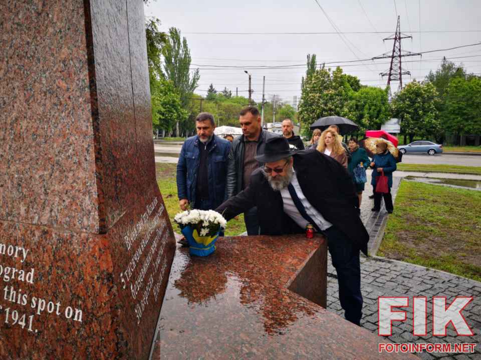Меморіальний захід у сквері Праведників народів світу в Кропивницькому до Дня пам’яті українців, які рятували євреїв.