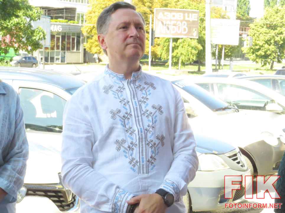 Учасники тестування безбар’єрності перевіряють зручність зниженої касової стійки та підйомника в оновленому відділенні ПриватБанку в Кропивницькому, фото Ігоря Філіпенка