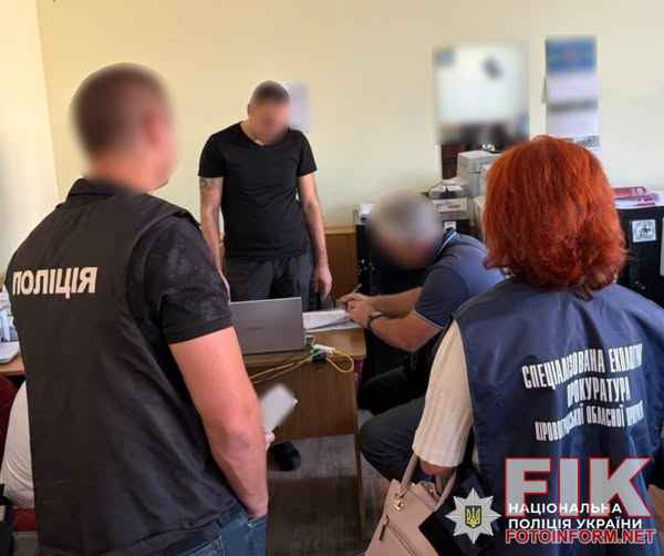 Працівники поліції та екологічної прокуратури оглядають забруднену земельну ділянку у Світловодську після піролізу шин