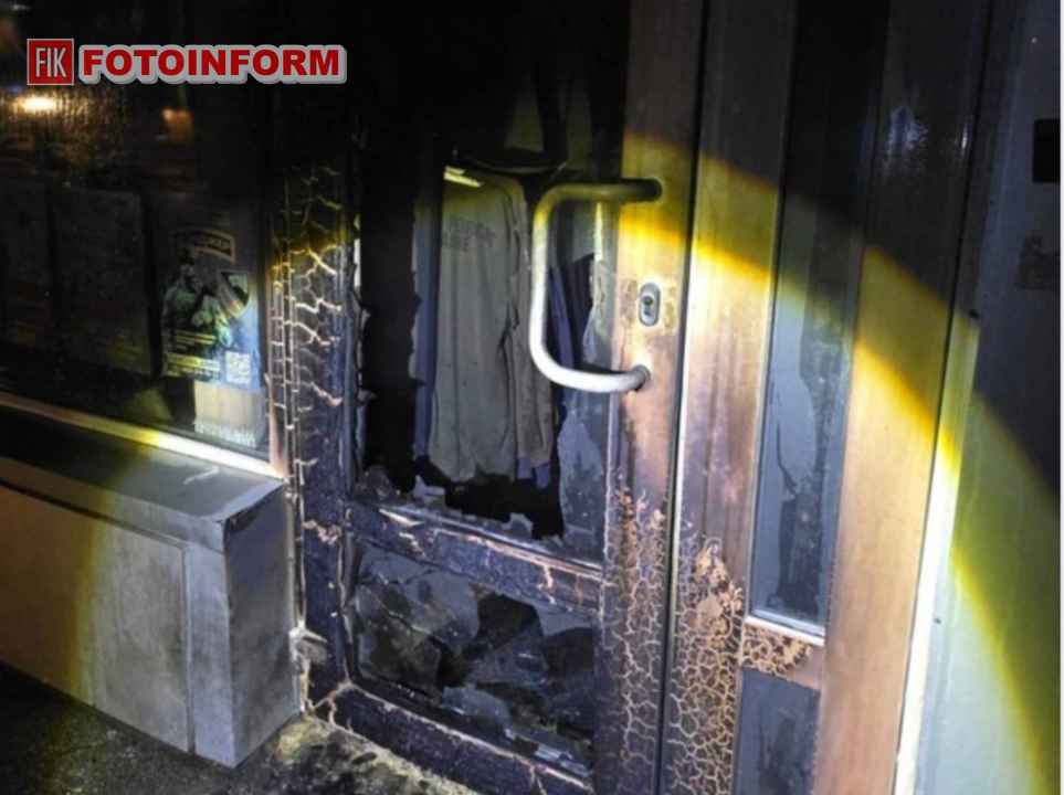 Правоохоронці на місці підпалу магазину тактичного спорядження у Кропивницькому