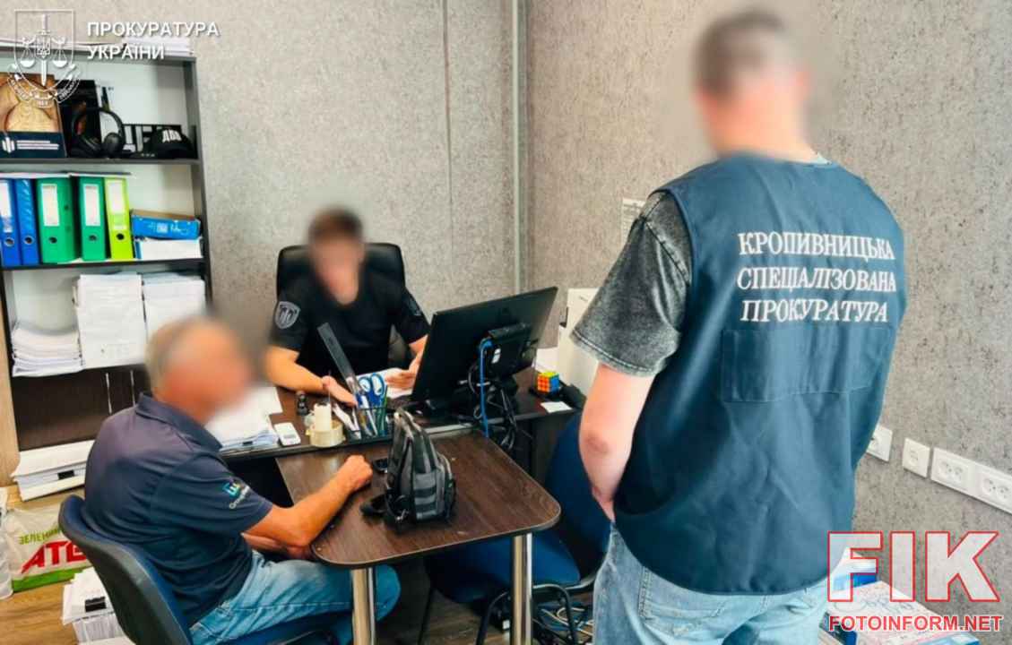 Слідчі ДБР та військової прокуратури працюють з документами під час розслідування справи про розкрадання на харчуванні військових.