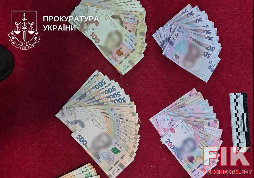Спецпризначенці та слідчі поліції затримують підозрюваних у викраденні сейфа з грошима на Кіровоградщині