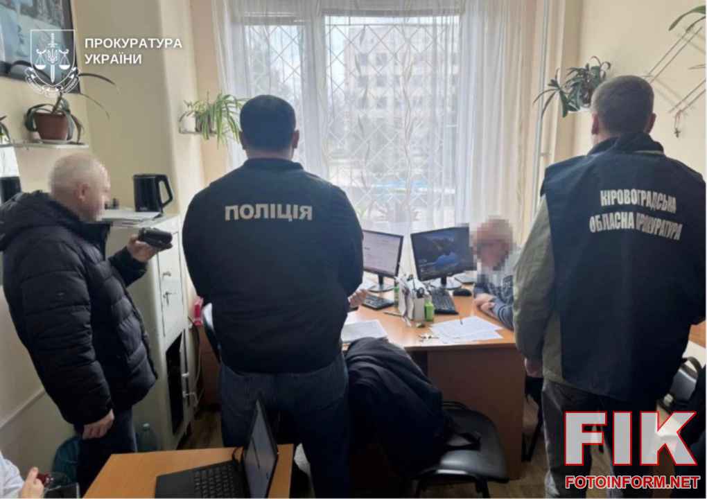 Затримання голови ВЛК на Кіровоградщині під час отримання хабаря 2000 доларів, пачки купюр на столі