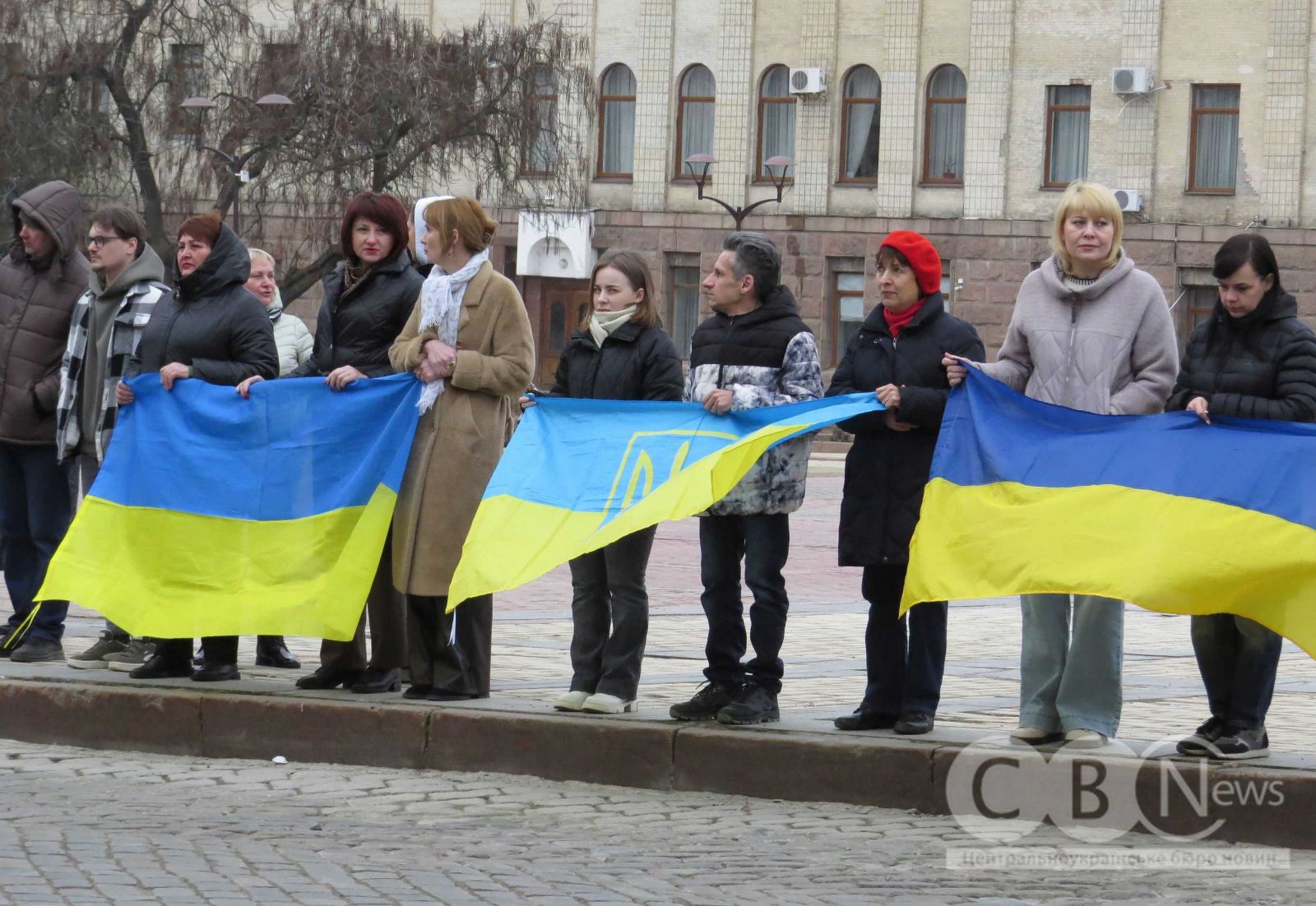 Живий коридор та траурний кортеж у Кропивницькому: містяни вшановують пам'ять полеглих воїнів ЗСУ.