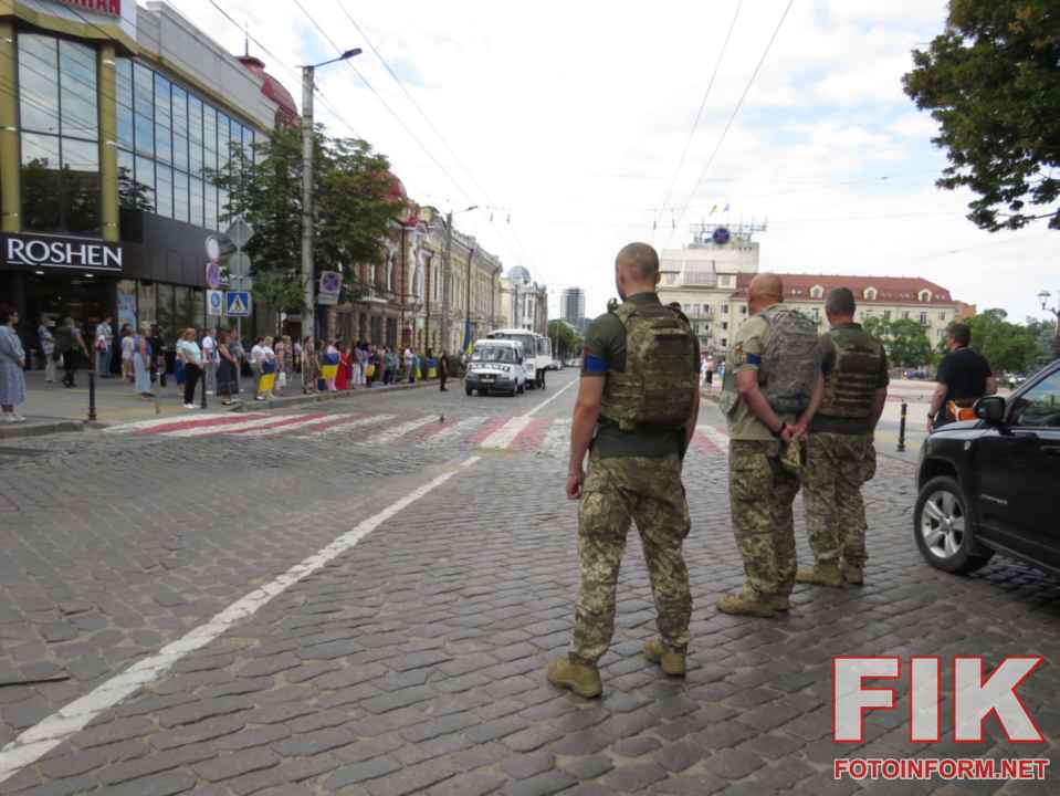 Прощання з загиблим воїном Олександром Божком у Кропивницькому біля площі Героїв Майдану