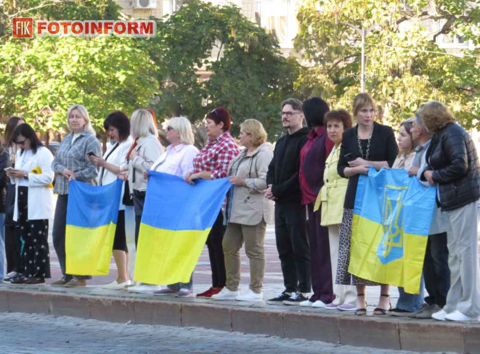 Траурний кортеж та вшанування пам'яті загиблого воїна Дениса Фандо у Кропивницькому, фото Ігоря Філіпенка