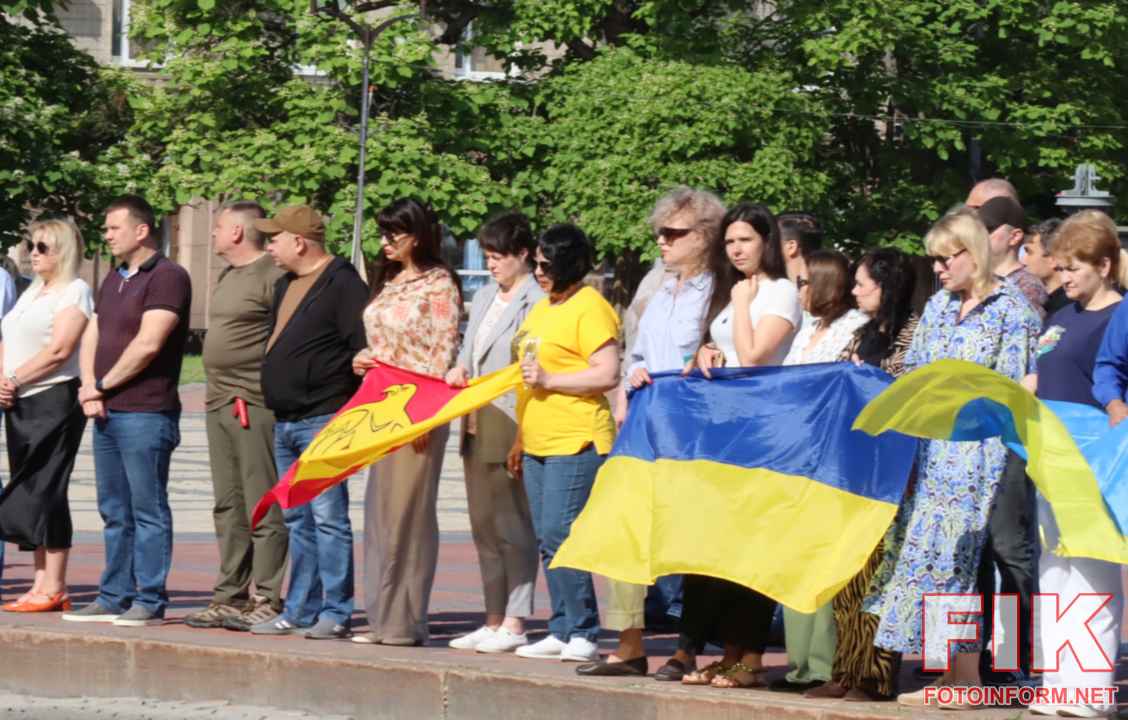 Жителі Кропивницького на колінах зустрічають траурний кортеж із загиблими воїнами ЗСУ, 18 червня