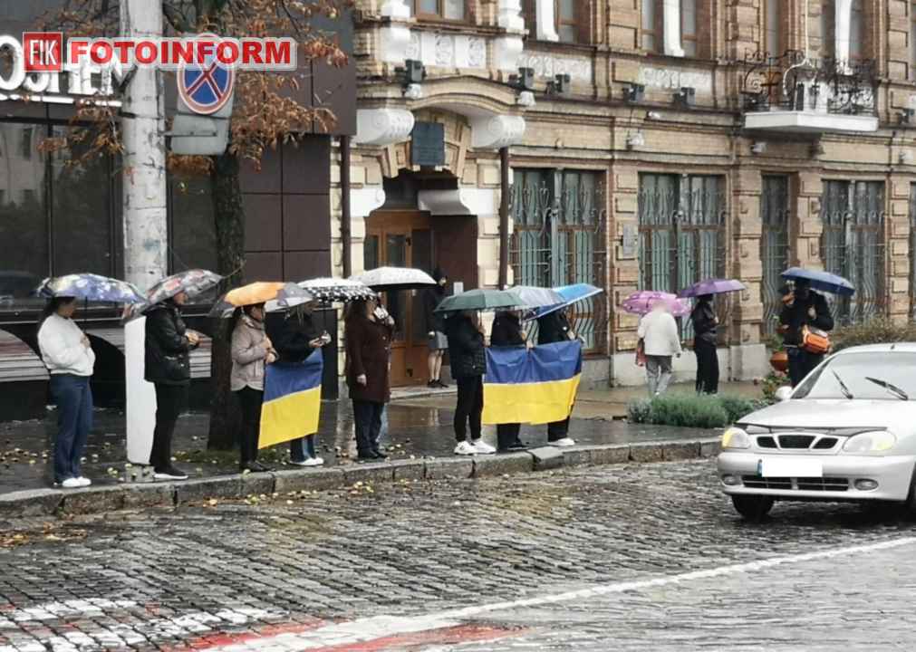 Траурний кортеж та жителі Кропивницького з державними прапорами проводжають в останню путь загиблих захисників України, фото Ігоря Філіпенка