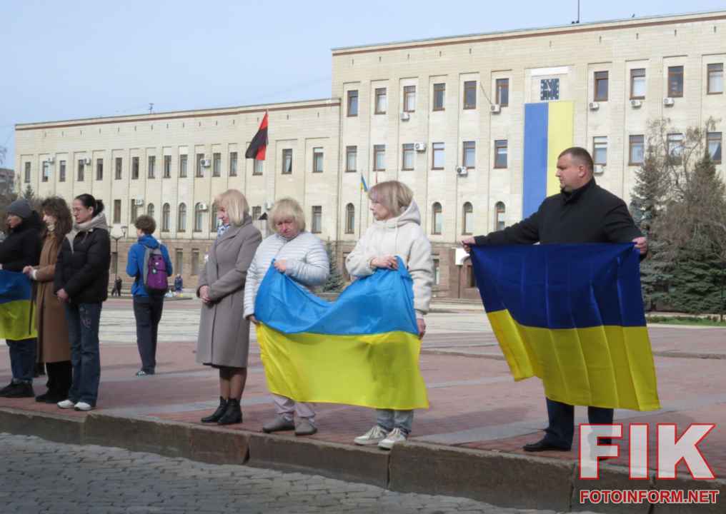 Похоронна процесія на Площі Героїв Майдану у Кропивницькому, прощання з трьома загиблими військовими, 24 квітня.