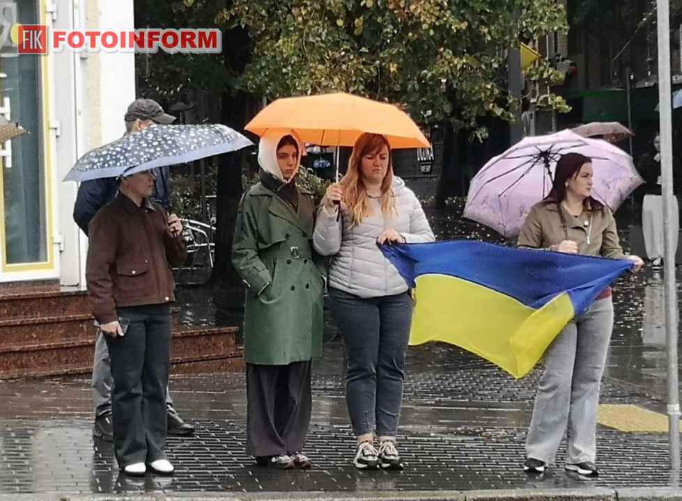 Траурний кортеж та жителі Кропивницького з державними прапорами проводжають в останню путь загиблих захисників України, фото Ігоря Філіпенка
