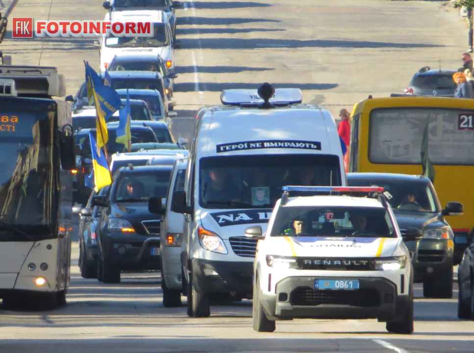 Траурний кортеж та вшанування пам'яті загиблого воїна Дениса Фандо у Кропивницькому, фото Ігоря Філіпенка