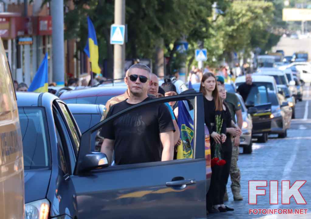 Жителі Кропивницького на колінах зустрічають траурний кортеж із загиблими воїнами ЗСУ, 18 червня